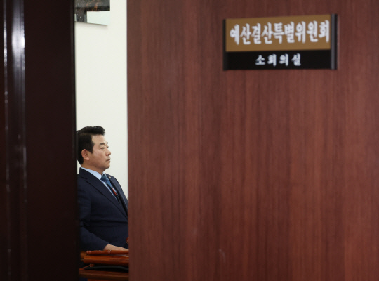 29일 국회 예산결산특별위원회 회의실에서 예결위원장과 여야 간사 등 소수 인원만 참여한 이른바 '소(小)소위'에서 박정 위원장이 회의를 주재하고 있다. [연합뉴스]